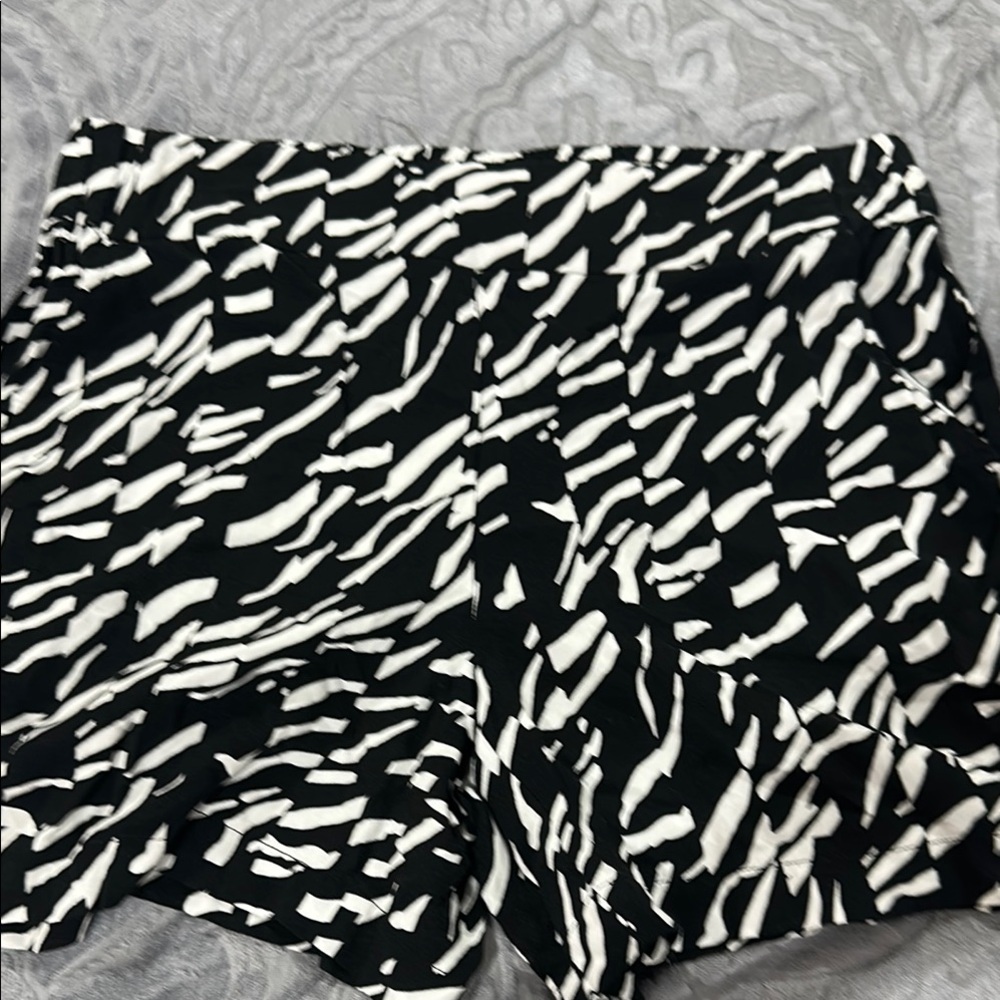 Nine West High Waist Black and White Abstract Shorts